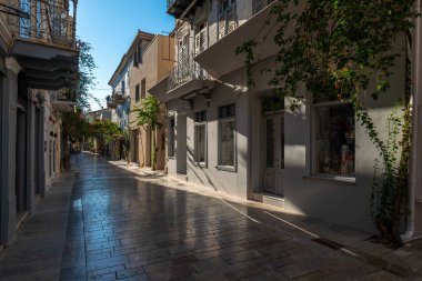 Eski Yunan başkenti Nafplion caddeleri kiliselerden ve renkli evlerden alışveriş yapar.