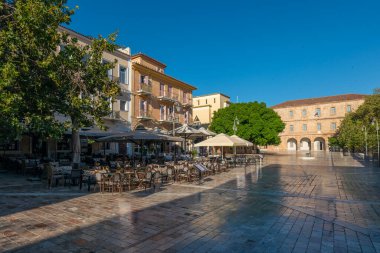 Eski Yunan başkenti Nafplion caddeleri kiliselerden ve renkli evlerden alışveriş yapar.