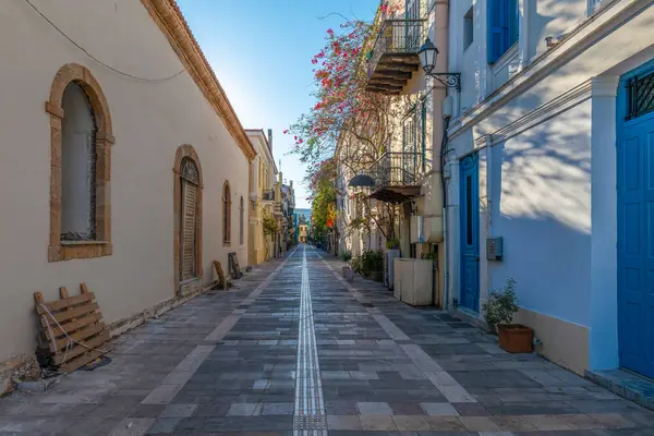 Eski Yunan başkenti Nafplion caddeleri kiliselerden ve renkli evlerden alışveriş yapar.