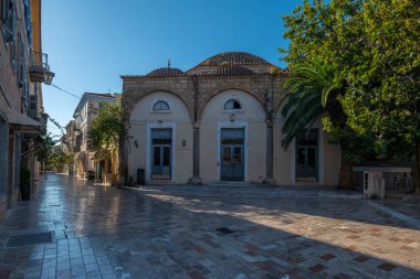 Eski Yunan başkenti Nafplion caddeleri kiliselerden ve renkli evlerden alışveriş yapar.