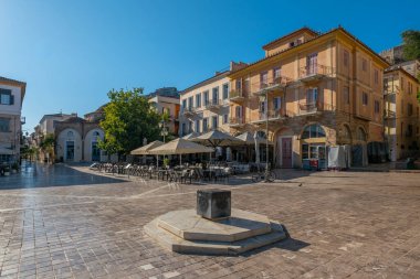 Eski Yunan başkenti Nafplion caddeleri kiliselerden ve renkli evlerden alışveriş yapar.