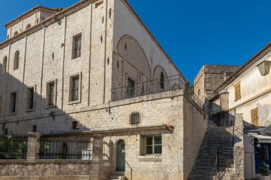 Eski Yunan başkenti Nafplion caddeleri kiliselerden ve renkli evlerden alışveriş yapar.