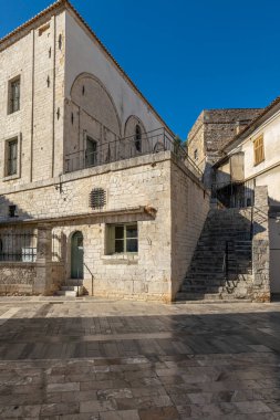 Eski Yunan başkenti Nafplion caddeleri kiliselerden ve renkli evlerden alışveriş yapar.