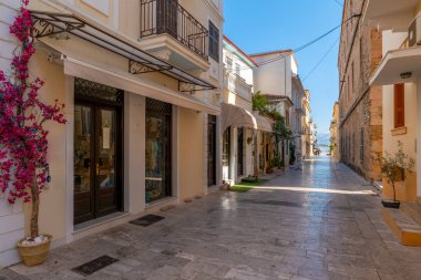 Eski Yunan başkenti Nafplion caddeleri kiliselerden ve renkli evlerden alışveriş yapar.