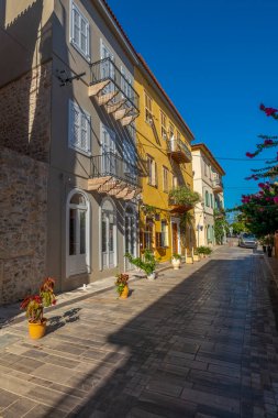 Eski Yunan başkenti Nafplion caddeleri kiliselerden ve renkli evlerden alışveriş yapar.