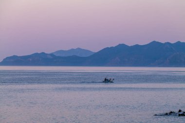 Yunanca peloponnese monemvasia kırmızı gökyüzü gündoğumu yelkenli ve güneş