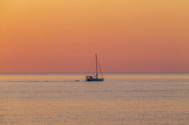 Yunanca peloponnese monemvasia kırmızı gökyüzü gündoğumu yelkenli ve güneş