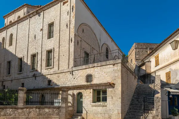 Eski Yunan başkenti Nafplion caddeleri kiliselerden ve renkli evlerden alışveriş yapar.