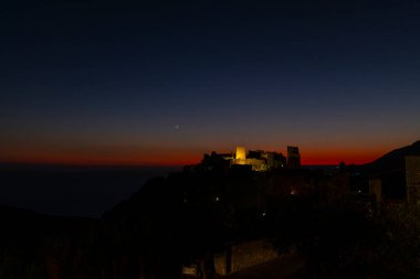 Yunanistan Mora Bölgesi Vathia Köyü Günbatımı Times ve Hilal Ay 'la Gün Batımından Sonra