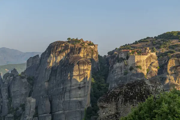 Yunanistan 'ın Meteora bölgesinde eşsiz kaya oluşumları üzerinde yer alan manastırlar gün doğumuyla aydınlanır.