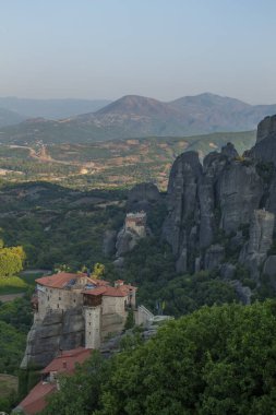 Yunanistan 'ın Meteora bölgesinde eşsiz kaya oluşumları üzerinde yer alan manastırlar gün doğumuyla aydınlanır.
