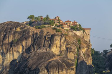 Yunanistan 'ın Meteora bölgesinde eşsiz kaya oluşumları üzerinde yer alan manastırlar gün doğumuyla aydınlanır.