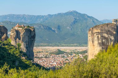 Yunanistan 'ın Meteora bölgesinde eşsiz kaya oluşumları üzerinde yer alan manastırlar gün doğumuyla aydınlanır.