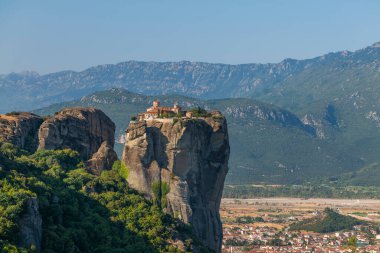 Yunanistan 'ın Meteora bölgesinde eşsiz kaya oluşumları üzerinde yer alan manastırlar gün doğumuyla aydınlanır.