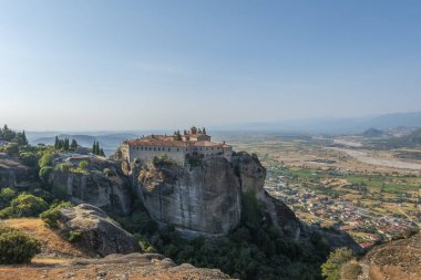 Yunanistan 'ın Meteora bölgesinde eşsiz kaya oluşumları üzerinde yer alan manastırlar gün doğumuyla aydınlanır.