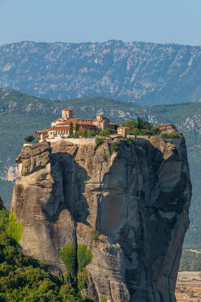 Yunanistan 'ın Meteora bölgesinde eşsiz kaya oluşumları üzerinde yer alan manastırlar gün doğumuyla aydınlanır.