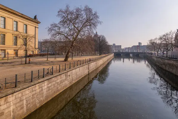 Almanya 'nın başkenti Berlin şehir merkezi binaları mimari ve görülmesi gereken turistik yerler fotoğrafları
