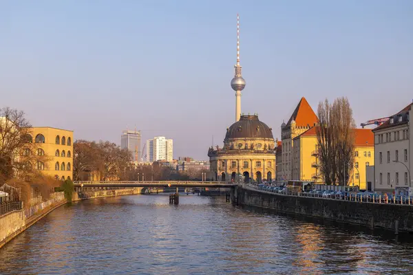 Almanya 'nın başkenti Berlin şehir merkezi binaları mimari ve görülmesi gereken turistik yerler fotoğrafları