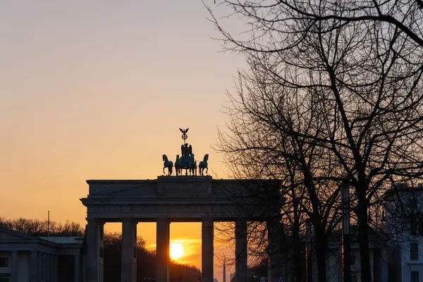 Almanya 'nın başkenti Berlin şehir merkezi binaları mimari ve görülmesi gereken turistik yerler fotoğrafları