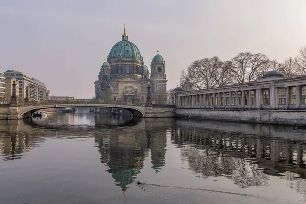 Almanya 'nın başkenti Berlin şehir merkezi binaları mimari ve görülmesi gereken turistik yerler fotoğrafları