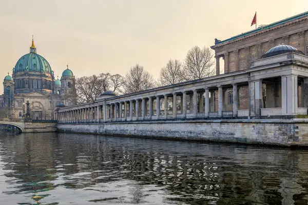 Almanya 'nın başkenti Berlin şehir merkezi binaları mimari ve görülmesi gereken turistik yerler fotoğrafları