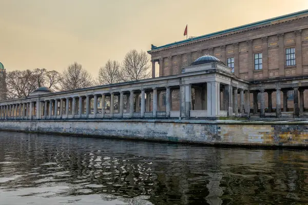 Almanya 'nın başkenti Berlin şehir merkezi binaları mimari ve görülmesi gereken turistik yerler fotoğrafları