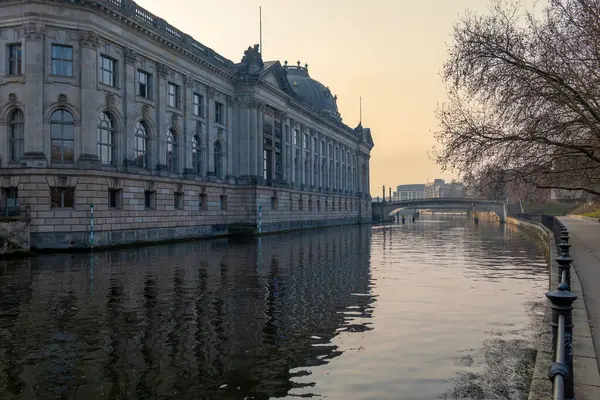 Almanya 'nın başkenti Berlin şehir merkezi binaları mimari ve görülmesi gereken turistik yerler fotoğrafları