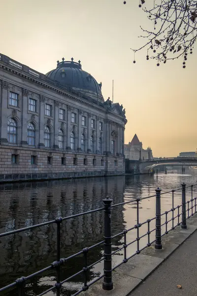 Almanya 'nın başkenti Berlin şehir merkezi binaları mimari ve görülmesi gereken turistik yerler fotoğrafları