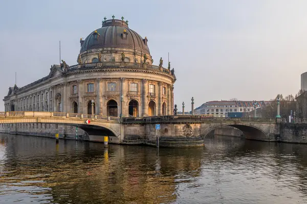 Almanya 'nın başkenti Berlin şehir merkezi binaları mimari ve görülmesi gereken turistik yerler fotoğrafları