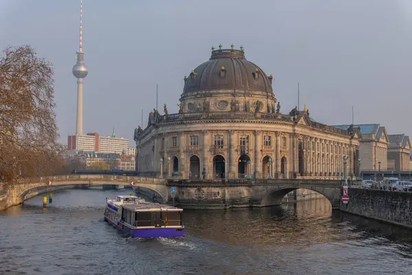 Almanya 'nın başkenti Berlin şehir merkezi binaları mimari ve görülmesi gereken turistik yerler fotoğrafları