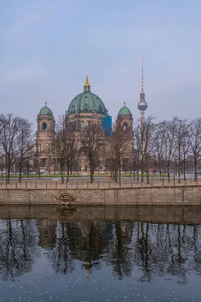 Almanya 'nın başkenti Berlin şehir merkezi binaları mimari ve görülmesi gereken turistik yerler fotoğrafları