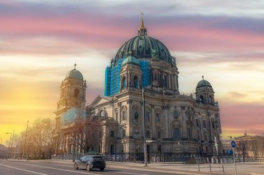 Almanya başkenti Berlin şehir merkezi binaları mimari ve en popüler turistik yerler. Günbatımı ışığı ve gökyüzü renkleriyle çekilmiş fotoğraflar.