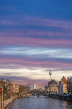 Almanya başkenti Berlin şehir merkezi binaları mimari ve en popüler turistik yerler. Günbatımı ışığı ve gökyüzü renkleriyle çekilmiş fotoğraflar.