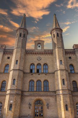 Almanya başkenti Berlin şehir merkezi binaları mimari ve en popüler turistik yerler. Günbatımı ışığı ve gökyüzü renkleriyle çekilmiş fotoğraflar.