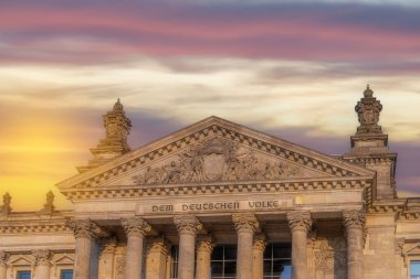 Almanya başkenti Berlin şehir merkezi binaları mimari ve en popüler turistik yerler. Günbatımı ışığı ve gökyüzü renkleriyle çekilmiş fotoğraflar.