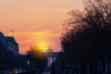 Almanya başkenti Berlin şehir merkezi binaları mimari ve en popüler turistik yerler. Günbatımı ışığı ve gökyüzü renkleriyle çekilmiş fotoğraflar.