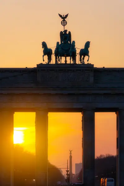 Almanya başkenti Berlin şehir merkezi binaları mimari ve en popüler turistik yerler. Günbatımı ışığı ve gökyüzü renkleriyle çekilmiş fotoğraflar.