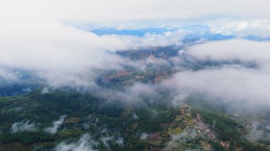 Ormanda yol ve dağlardan gelen bulutlu gökyüzü, uzak bir mesafeden mugla koycegiz gölü manzarası