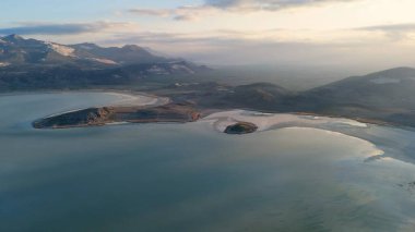 Yarisli Gölü 'nün sabah ışığında farklı dokusu ve güney Trkiye' deki Burdur kenti yakınlarında eşsiz kıyı şekilleriyle çeşitli insansız hava araçları görüntüleri çekildi.