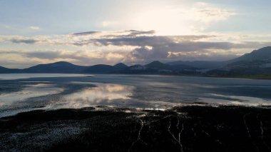Yarisli Gölü 'nün sabah ışığında farklı dokusu ve güney Trkiye' deki Burdur kenti yakınlarında eşsiz kıyı şekilleriyle çeşitli insansız hava araçları görüntüleri çekildi.