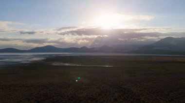 Yarisli Gölü 'nün sabah ışığında farklı dokusu ve güney Trkiye' deki Burdur kenti yakınlarında eşsiz kıyı şekilleriyle çeşitli insansız hava araçları görüntüleri çekildi.