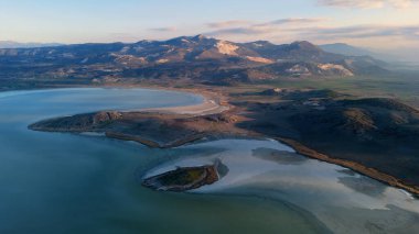 Yarisli Gölü 'nün sabah ışığında farklı dokusu ve güney Trkiye' deki Burdur kenti yakınlarında eşsiz kıyı şekilleriyle çeşitli insansız hava araçları görüntüleri çekildi.