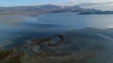 Yarisli Gölü 'nün sabah ışığında farklı dokusu ve güney Trkiye' deki Burdur kenti yakınlarında eşsiz kıyı şekilleriyle çeşitli insansız hava araçları görüntüleri çekildi.
