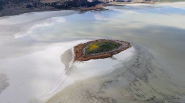 Yarisli Gölü 'nün sabah ışığında farklı dokusu ve güney Trkiye' deki Burdur kenti yakınlarında eşsiz kıyı şekilleriyle çeşitli insansız hava araçları görüntüleri çekildi.