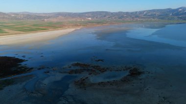 Yarisli Gölü 'nün sabah ışığında farklı dokusu ve güney Trkiye' deki Burdur kenti yakınlarında eşsiz kıyı şekilleriyle çeşitli insansız hava araçları görüntüleri çekildi.