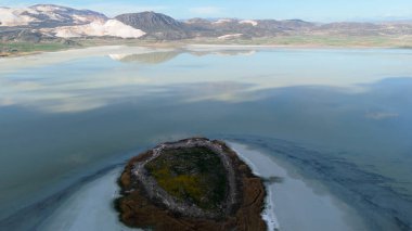 Yarisli Gölü 'nün sabah ışığında farklı dokusu ve güney Trkiye' deki Burdur kenti yakınlarında eşsiz kıyı şekilleriyle çeşitli insansız hava araçları görüntüleri çekildi.