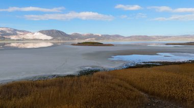Yarisli Gölü 'nün sabah ışığında farklı dokusu ve güney Trkiye' deki Burdur kenti yakınlarında eşsiz kıyı şekilleriyle çeşitli insansız hava araçları görüntüleri çekildi.
