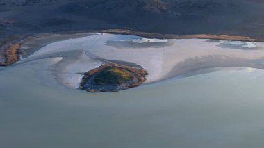Yarisli Gölü 'nün sabah ışığında farklı dokusu ve güney Trkiye' deki Burdur kenti yakınlarında eşsiz kıyı şekilleriyle çeşitli insansız hava araçları görüntüleri çekildi.