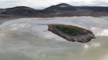 Yarisli Gölü 'nün sabah ışığında farklı dokusu ve güney Trkiye' deki Burdur kenti yakınlarında eşsiz kıyı şekilleriyle çeşitli insansız hava araçları görüntüleri çekildi.