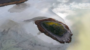 Yarisli Gölü 'nün sabah ışığında farklı dokusu ve güney Trkiye' deki Burdur kenti yakınlarında eşsiz kıyı şekilleriyle çeşitli insansız hava araçları görüntüleri çekildi.